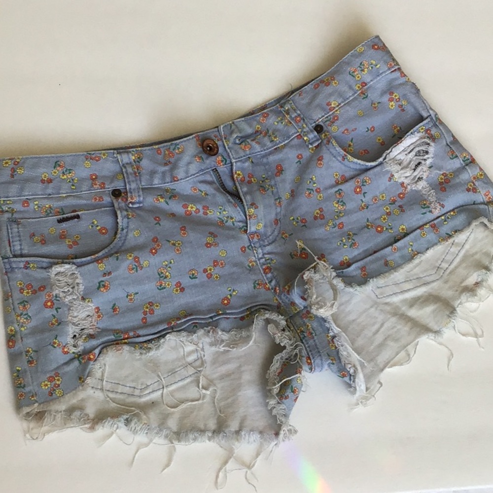 Pastel Flowers Billabong jean shorts 🌸